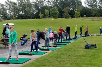 Børn og unge på driving range ?Foto: Frank Artved