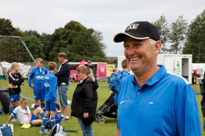 Jørn Jensen er en af hovedkræfterne bag det store fodboldstævne i Bording - og igen travl optaget af at få enderne til at nå sammen inden det igen går løs fra den 10-12. august i Bording. ?Foto: Ikast Avis