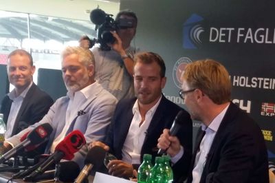 En glad Rafael van der Vaart er nu præsenteret som FCM-spiller Foto: Thomas Damm