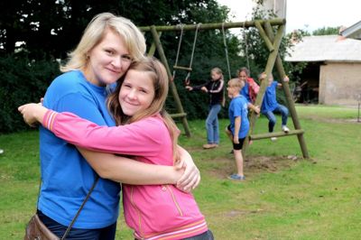 Mariya Padovska og 12-årige Alina Hrytsenko. Den ukrainske pige er glad for at besøge Danmark, hvor hun kan slappe af og få nye, positive oplevelser.
