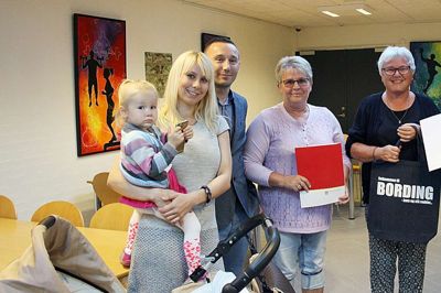 Ilona Huda og Florin Moldovan - og deres to børn - var de første tilflyttere, der fik udleveret den nye, lokale præsentationsmappe indeholdende værdier for omkring 2000 kroner. Til højre for de - forholdsvis - nyankomne borgere ses Birgit Oedersen, Annie Bech Nielsen og Lars Lausten, der har stået for tilvejebringelsen af indholdet i muleposen.