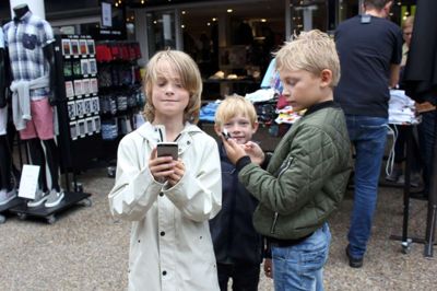 Her er Niklas, Bertram og Julius i fuld gang med at fange Kakuna, Meowth, Ratata, Squirtle, Seel, Pidgeotto, Eevee og alle de andre Pokémons.??Privatfoto