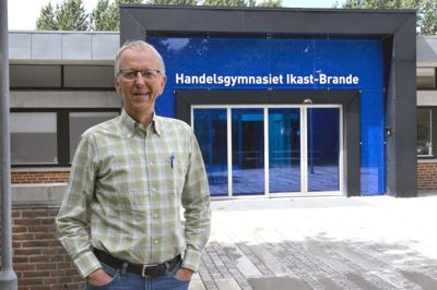 Bent Thomsen foran sin arbejdsplads gennem 40 år ?Foto: Steen Hebsgaard