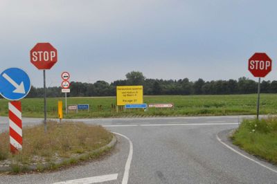 Endnu et skilt er dukket op i skilteskoven ved indkørslen til Dørslundvej, nemlig skiltet, der fortæller, at vejen snart lukker for en længere periode. ??Foto: Flemming Thulstrup