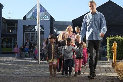 Flere hundrede børn myldrede til biografen fredag formiddag - til fods og i busser.