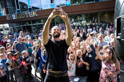 Jesper Nøddesbo blev hyldet på Tinghuspladsen i Herning mindre end ét døgn efter hjemkomsten fra Rio de Janeiro, hvor han og de øvrige danske håndboldmænd vandt OL-guld. ?Foto: Tom Laursen