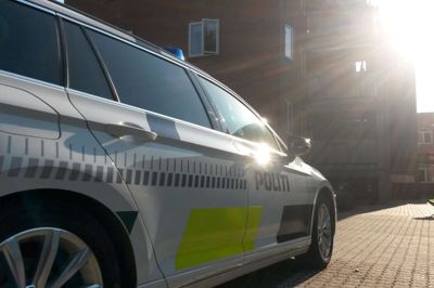 Elmegade her til formiddag. Politiet er fortsat på stedet. Foto: Henrik Ole Jensen