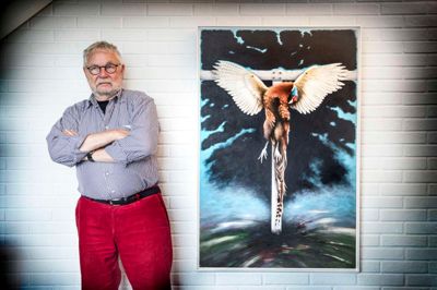 Poul Janus Ipsen med fasanen, der er kommet godt op at hænge. ?Foto: Tom Laursen