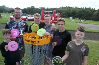 Familien Toft med far Bo i spidsen vandt Engesvang-mesterskaberne i disc-golf. På billedet er også sønnerne Hugo og Oskar (th). Marco Lund og Lasse Brønd vandt i deres klasse. På billedet er også Jesper M. Kristensen.