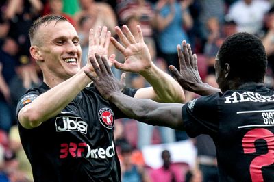 Jubel-scener af den her slags og mange mål fra Martin Pusic, Pione Sisto og alle de andre FC Midtjylland-spillere vil vi gerne have masser af i den nye superligasæson. I Herning Folkeblads nye konkurrence »Tip resultatet« på aoh.dk/resultatet kan du gætte på, hvor mange mål hvert hold scorer i FCMs hjemmekampe i grundspillet - og være med i lodtrækningen om attraktive fodbold-præmier. Foto: Tom Laursen