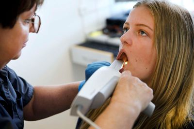 Det lille apparat i Nikoline Paaskes mund er den nye 3D-scanner, som Vestre Klinik i Ikast bruger til at lave 3D billeder af patienternes tandaftryk. ?foto: Flemming Hansen