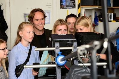 Steen Tue Bjerborg sammen med elever på filmskolen