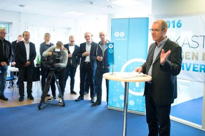 Kommunen har seks gange fået 1. pladsen som erhvervsvenlig kommune. Her er vi ved overrækkelsen på KK Wind Solution tidligere på året. Der er kommet 1000 nye arbejdspladser til på ét år. Men - mener borgmesteren - der skal tænkes i nye baner for at skaffe mindre højeffektive jobs til dem, der er på kanten af arbejdsmarkedet ?Foto: Tom Laursen