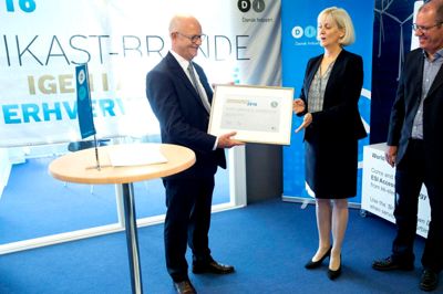 DI's Erhvervsklima-pris:
Til DAGENS AVIS: Klokken 7.00 mandag morgen afsløres det via pressemeddelelse, hvem der bliver kåret til årets mest erhvervsvenlige kommune - i undersøgelsen DI's Erhvervsklima.
Ikast-Brande Kommune har vundet de seneste år - vi ved ikke, om det sker igen, men hvis det gør, vil borgmester Carsten Kissmeyer formentlig markere det på rådhuset med medarbejderne fra 8-tiden.
Prisen overrækkes på KK Wind Solution , Bøgildvej 3, mandag morgen kl. 7.30