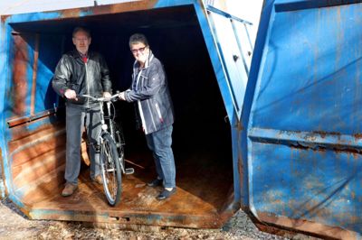 Gerda Abildgaard og Niels Clausen ved den container, som de opbevarer cyklerne i.
