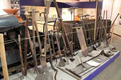 Tørvenes historie er en vigtig del af Klosterlunds opgave. Og nu har man fået bygget en flot indendørs udstilling op i laden. ?Foto: Rasmus Viuff