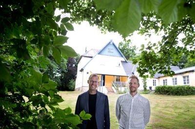 Huset Scheving ligger på en grund, der måler omkring en hektar. Jesper Engkær Thing (t.v.) og Lars Nørgaard ser frem til at sætte gang i faciliteterne, som inkluderer bålplads og værksted. Foto: Tom Laursen