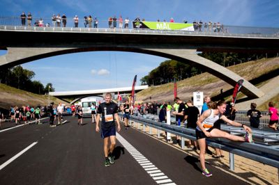 Det var meget varmt at løbe på motorvejen i går, hvor ca. 16.000 mennesker deltog. Den længste distance var 3/4 maraton. Ifølge løbskoordinator, Flemming Johansen, var der mellem 45 og 50 personer, der dehydrerede. Der var væskedepoter efter 5, 10, 15, 18, 22 og 27 kilometer. Foto: Jakob Stigsen Andersen