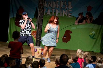 RemisenBrande var omdannet til en skov i anledning af børnefestivalen i søndags. Anders og Katrine fra DR's Lille Nørd underholdte med sange og lege.