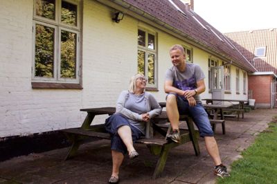 SFO-leder Karen Hebsgaard og afdelingsleder Finn Amby er enige om, at Ungdomsgården byder på gudsbenådede omgivelser for børn og unge. Konfliktniveauet mellem børnene er lille, fordi de har så meget plads at boltre sig på. ? Foto: Kim Kristensen