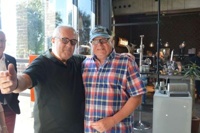 To gamle Wiking Strings hilser hjerteligt på hinanden til 70 års fødselsdagen - Jørgen Østergaard Hansen og Jønne Wendt ?Foto: Steen Hebsgaard