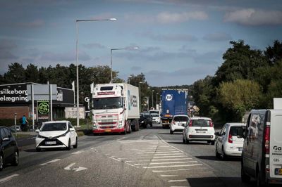 Der er både tid og penge at spare, og det i stor skala, når en flåde på 400 lastbiler dagligt kan slippe for myldretiden ved Silkeborg. ?Foto: Martin Ballund