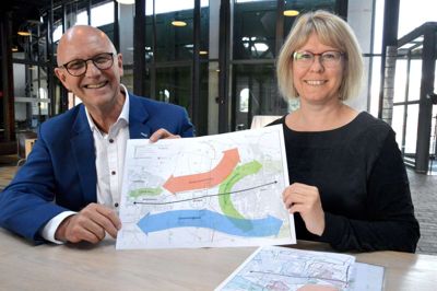 Borgmester Carsten Kissmeyer og planchef Karina Kisum viser skitserne til den nye plan ? Foto: Steen Hebsgaard