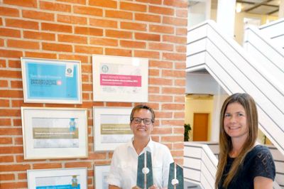 På kommunens regnskab man konstatere, at der er indkøbt en kasse LEGO-klodser. Dem brugte Mette Ladegaard, th, og Lone Jager Neldeberg til at designe opsatsen, hvor de seks vinderskulpturer nu står. I baggrunden de seks vinderdiplomer Foto: Jens Anton Nordestgaard