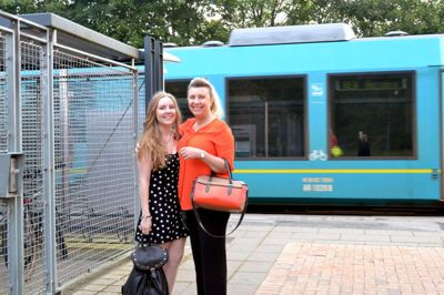 Charlotte Munk Rediin og datteren Caitlin er netop stået af toget fra Silkeborg for at passe skole og arbejde i Ikast Foto Laila Kempel