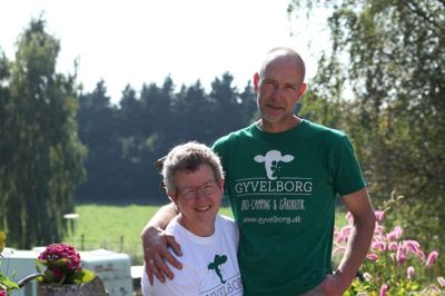 Jellemien og Willem Blaauw sammen med den nyeste beboer på Gyvelborg, den 3 måneder gamle hvide schæferhvalp Nora ?
Foto: Mikael Lund