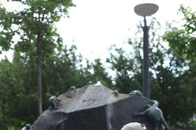 Italienske Fabio Maria Fedele var ikke ene om at knokle på Mølletorv, hvor han havde selskab af Keld Moseholms buttede klatrere i baggrunden Foto: Mikael Lund