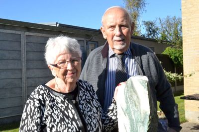 Diamantbrudeparret Elly og Bent Thomassen i forhaven ved deres bolig i Bording ?foto Laila Kempel