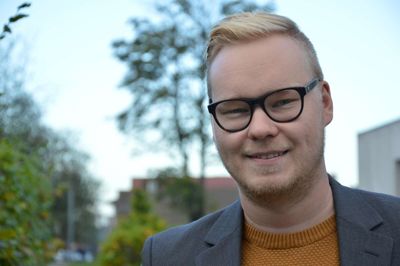Formanden for Børne- og Undervisningsudvalget Simon Vanggaard er glad for en overordnet børne- og ungepolitik i kommunen.
