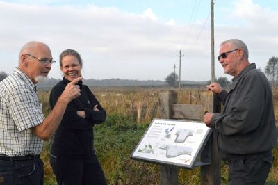 Mange gode kræfter har været med til at skabe det spændende naturprojekt, der er blevet til, sideløbende med den omfattende byfornyelse i selve Bording. Her nyder Sven Odgaard, Lene Kolind Vilstrup og Evald Asp udsigten ud over Bodholt Bæk, der har fået sine slyngninger tilbage. ?Foto: Flemming Thulstrup