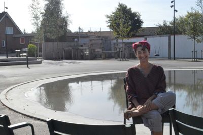 Altmuligkvinden Jeanette Ishi Lehn, der ind imellem har jongleret med rigtig mange bolde i luften. Nu er der imidlertid kun få tilbage, og en af dem er den officielle åbning eller afslutning om man vil på byfornyelsesprojektet i Bording. Her er hun fanget på Mødestedet ??Foto:Flemming Thulstrup
