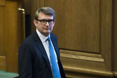 Minister Troels Lund Poulsen vil føre saksen, når Patent- og Varemærkestyrelsens kontor i Ikast åbnes officielt. ?Polfoto