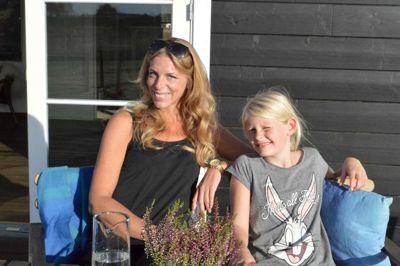 Louise Theilgaard og datteren Astrid er her fanget få øjeblikke, inden de kører fra Brande til Herning for at deltage i e afsluttende prøver, inden årets store MCH-forestilling - Shrek. ?Foto: Flemming Thulstrup