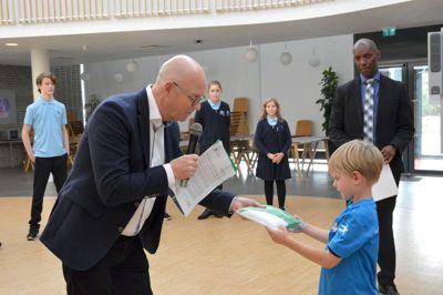 Lille Otto får det grønne flag overrakt af borgmester Carsten Kissmeyer