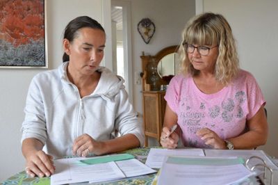 Mosteren Annie Hangaard, th, har gennem flere år hjulpet Camilla Tolstrup med de mange sagsakter og skriverer til læger og Ankestyrelsen ?Foto: Steen Hebsgaard