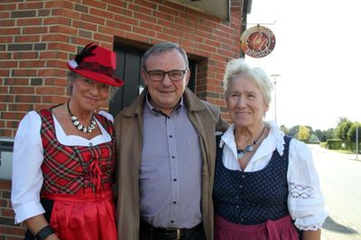 Jutta Scheibe-Sørensen og hendes mor Toni i det rigtige dress sammen med Jørgen Andersen, der er lidt mere klassisk dansk klædt. ?Foto: Rasmus Viuff