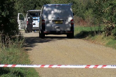 Her på Østre Søvej nord for Sunds Sø blev en 41-årig mand udsat for grov vold og stukket flere gange med kniv af to bortførere. Politiets teknikere undersøgte grusvejen, der fører ned til en søbørnehave, for spor efter overfaldet.?foto: jesper Wind