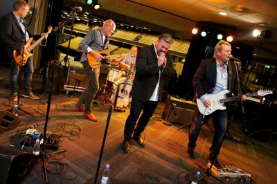 De tilrejsende fans fik et mini-show, så de ved, hvad der venter 29. oktober. ?foto: henrik ole jensen