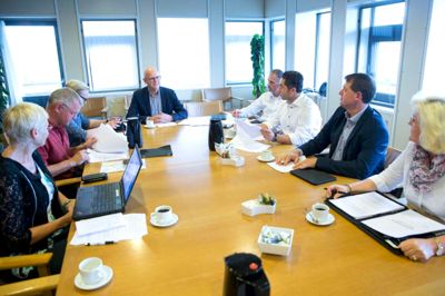 Borgmester Carsten Kissmeyer for bordenden ved det årlige pressemøde for budgetforliget - med mange stramninger og besparelser. Der skal findes en anden model for fordelingen af samfundskagen, mener borgmesteren ?Foto: Tom Laursen