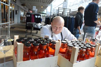 Morten Kok havde ikke vin - men hjemmelavet saft med ?fOTO: sTEEN hEBSGAARD