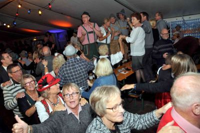 Folk var ellevilde med tysk øl og musik. Der blev danset hele aftenen. Foto: Claus Thorhauge