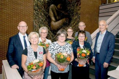 Ikast-Brande Kommune har igen haft en flok medarbejdere til samtale hos borgmesteren. En glædelig en af slagsen, hvor de blev hædret for deres mangeårige indsats som ansatte i kommunen.
Borgmester Carsten Kissmeyer, (th), ses her sammen med kommunaldirektør Henning Hansen, (th) og de mange jubilerende medarbejdere, forrest: Birte Baden Jensen (40 år ved den kommunale tandpleje) , Ulla Norup Schaarup (25 år social- og sundhedsassistent Østervang), Inga Pedersen (40 år hus-asssistent Madjyden Brandlundparken) Bagest:
Bente Rasmussen (25 år dagplejer), Trine Kildeholm Jensen (25 år socialpædagog Marienlund),Johannes Bastrup(40 år leder af PPR småbørn) ?foto Ikast-Brande Kommune