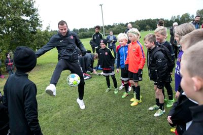 Teknikken fejler ikke noget hos van der Vaart, der ikke er bleg for at lære fra sig. Foto: Tom Laursen
