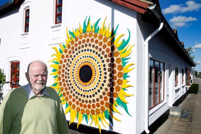 Fødselaren har fornylig malet den strålende sol på endegavlen op. ?Foto: Flemming Hansen