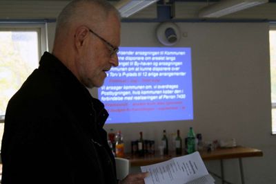 Jens Birk læser formand Holger Laursens beretning op for de ni fremmødte til generalforsamlingen.