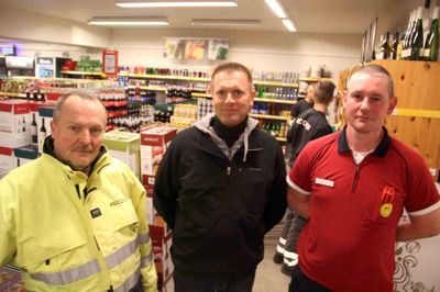 Uddeler Ole Møller (TH) havde en travl fredag. Her ses han sammen med Tonny Steffensen fra Recocer (tv) og Torben Blom Andersen fra COOP inde i den røg- og sodskadede forretning. ?Foto: Rasmus Viuff
